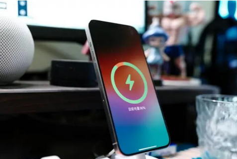 熊口镇苹果15换屏服务分享用什么充电器给iPhone15充电更好 